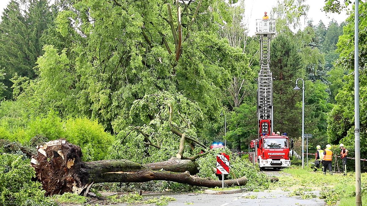 Chemnitz: Unwetter macht Bahn- und Stra&szlig;enverkehr Probleme