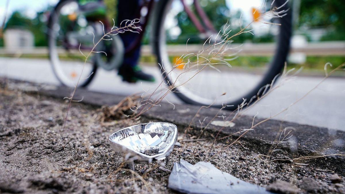 Radfahrer lässt nach Kollision Radfahrerin verletzt zurück