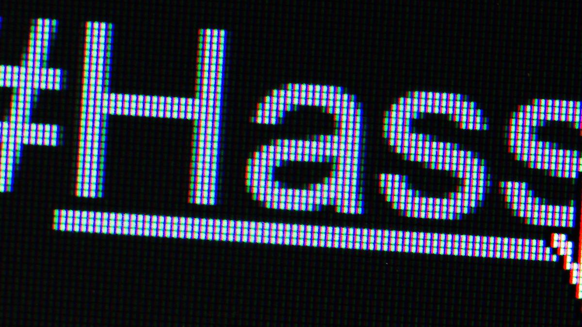 Durchsuchung wegen Hassposting: Jugendlicher beschuldigt