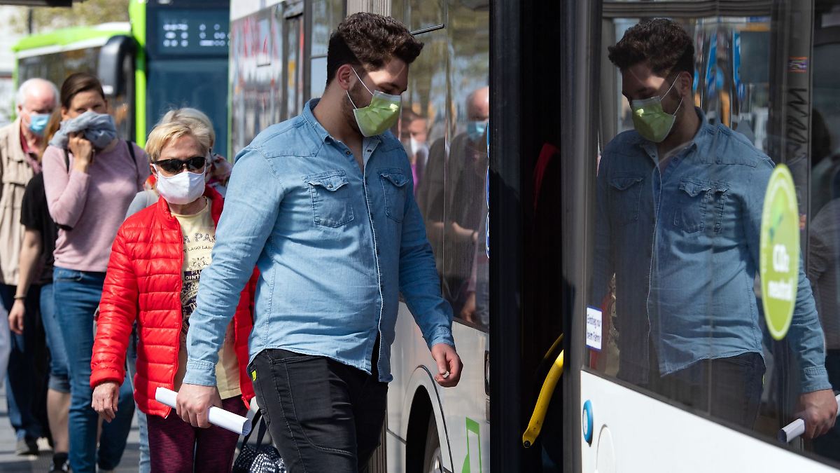 Gericht bestätigt Corona-Maskenpflicht - Demo-Regeln nichtig