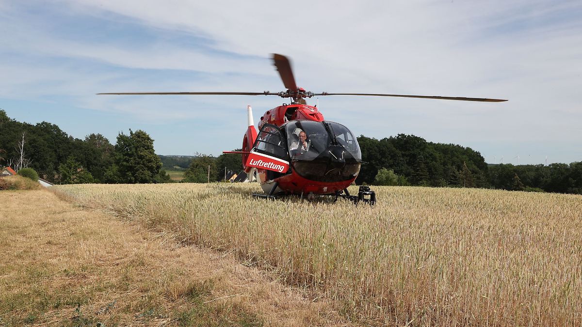 Spülfahrzeug stürzt Abhang hinunter - Fahrer verletzt
