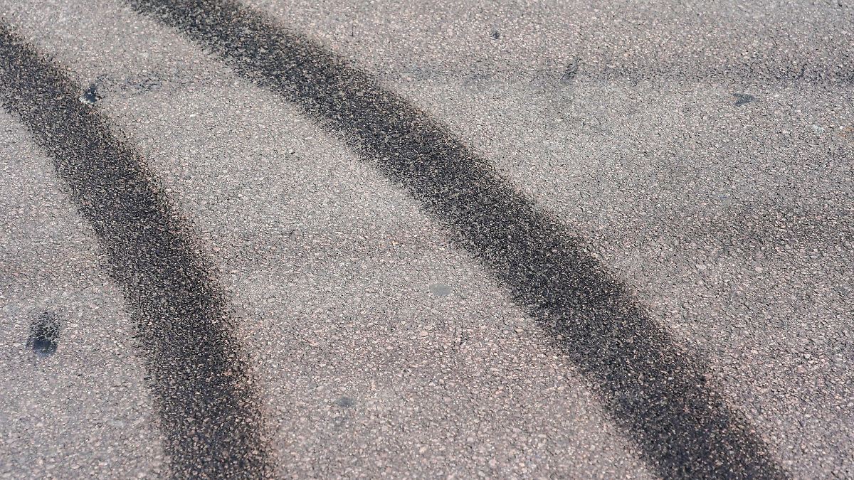 Fahranfänger driftet auf Schulhof – Lehrerin stoppt Flucht