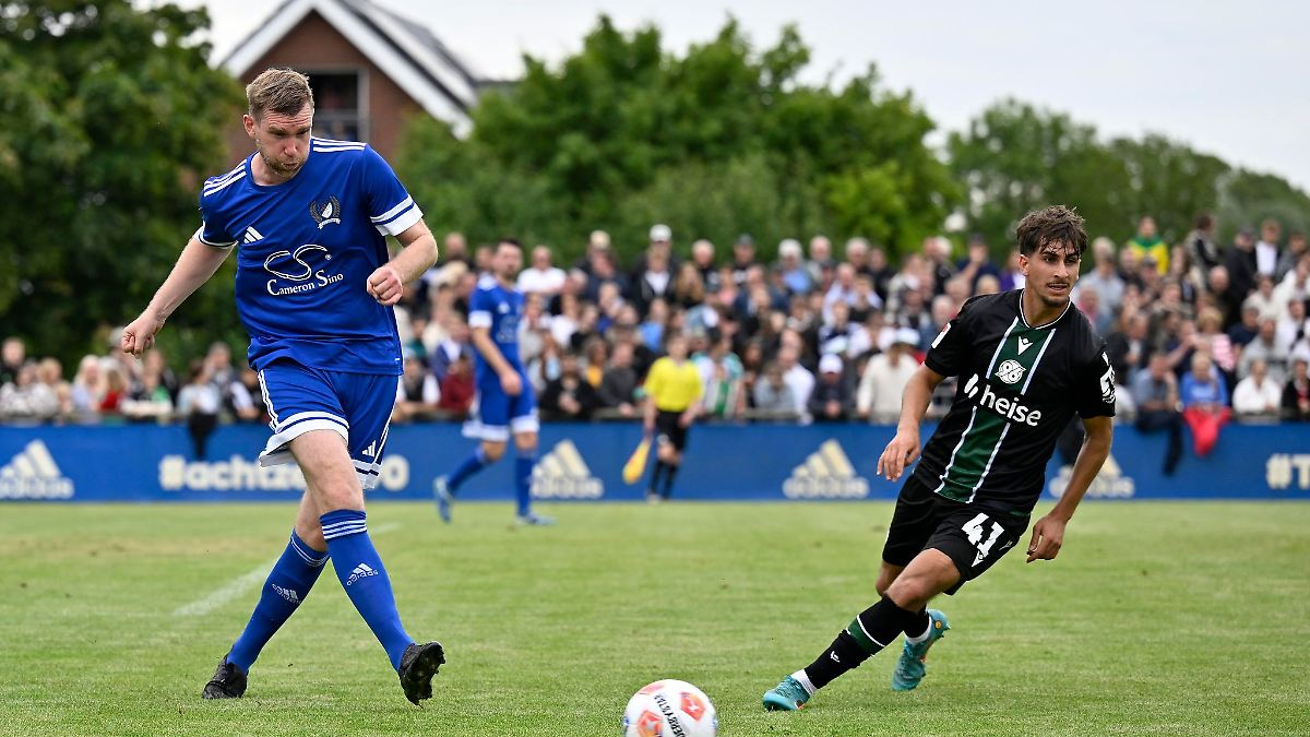 32 Minuten auf seinem "alten Acker": Mertesacker am Ball