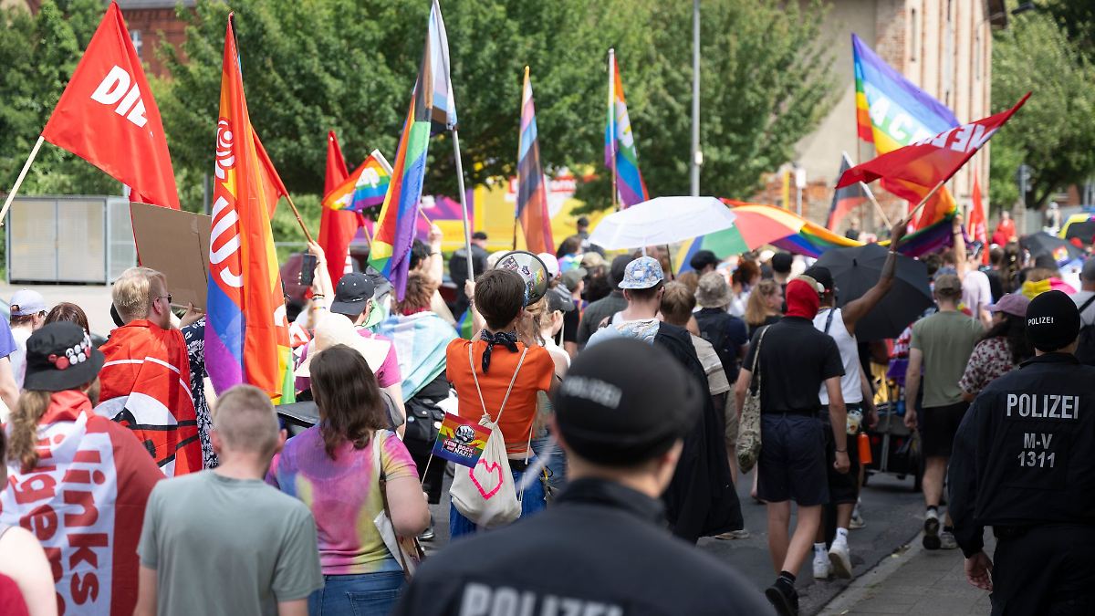 Etwa 150 Menschen bei Demo gegen Faschismus und Homophobie