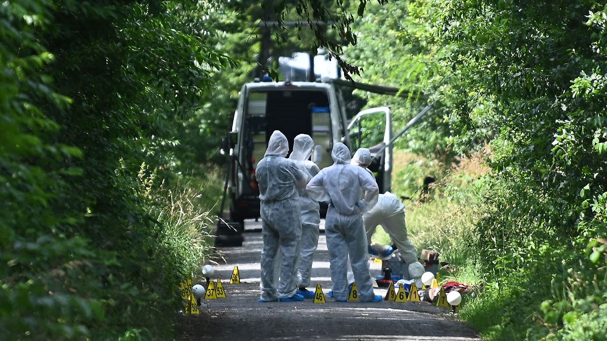 Frau und Kleinkind liegen tot an Weg - Mordkommission