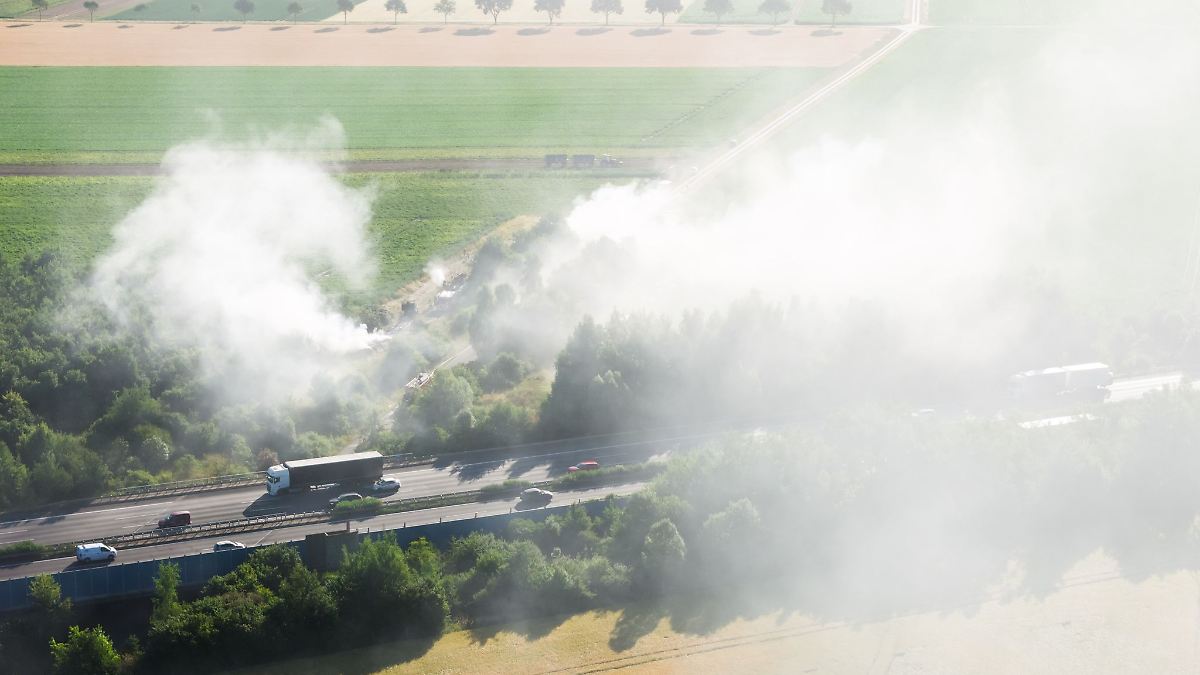 Feuer bei Peine: Heuballen brennen, Rauch auf A2
