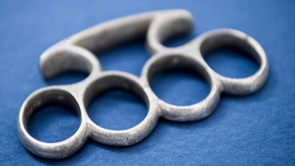 Schüler verkauft Schlagringe und Springmesser in der Schule