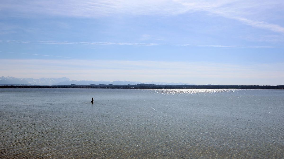 Frau will Parkplatz freihalten und wird angefahren