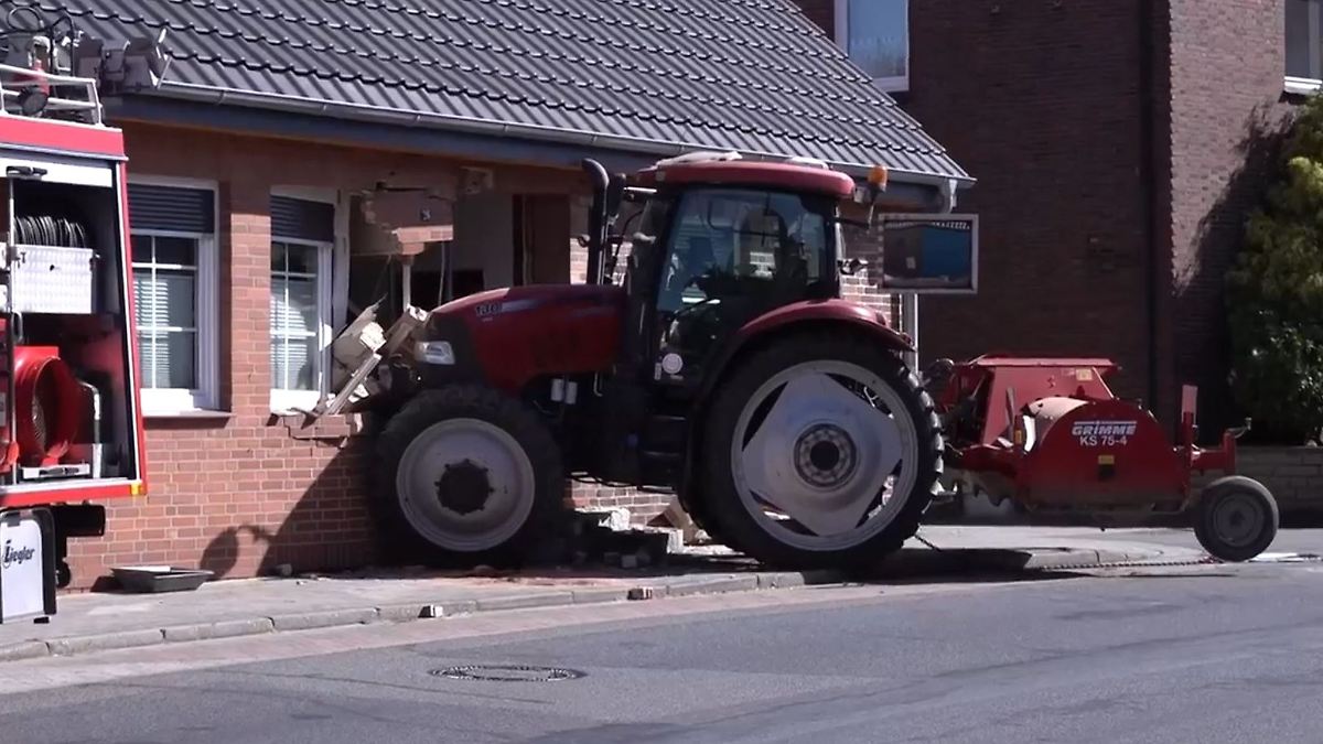 Traktor kracht in Hauswand