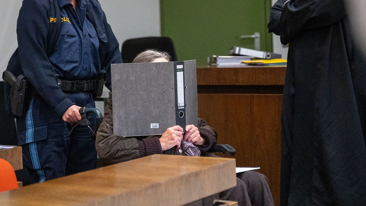 Topf als Waffe - Anklage verlangt lebenslang für Seniorin