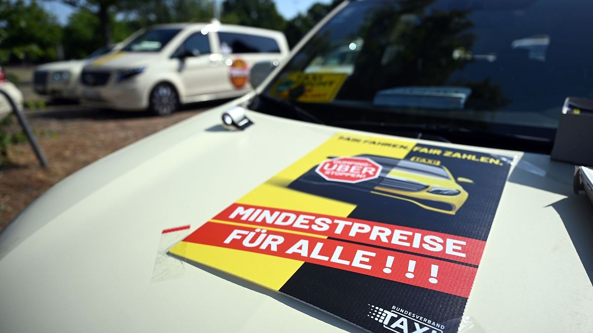 Hunderte Taxifahrer fordern Mindestpreise für alle Anbieter
