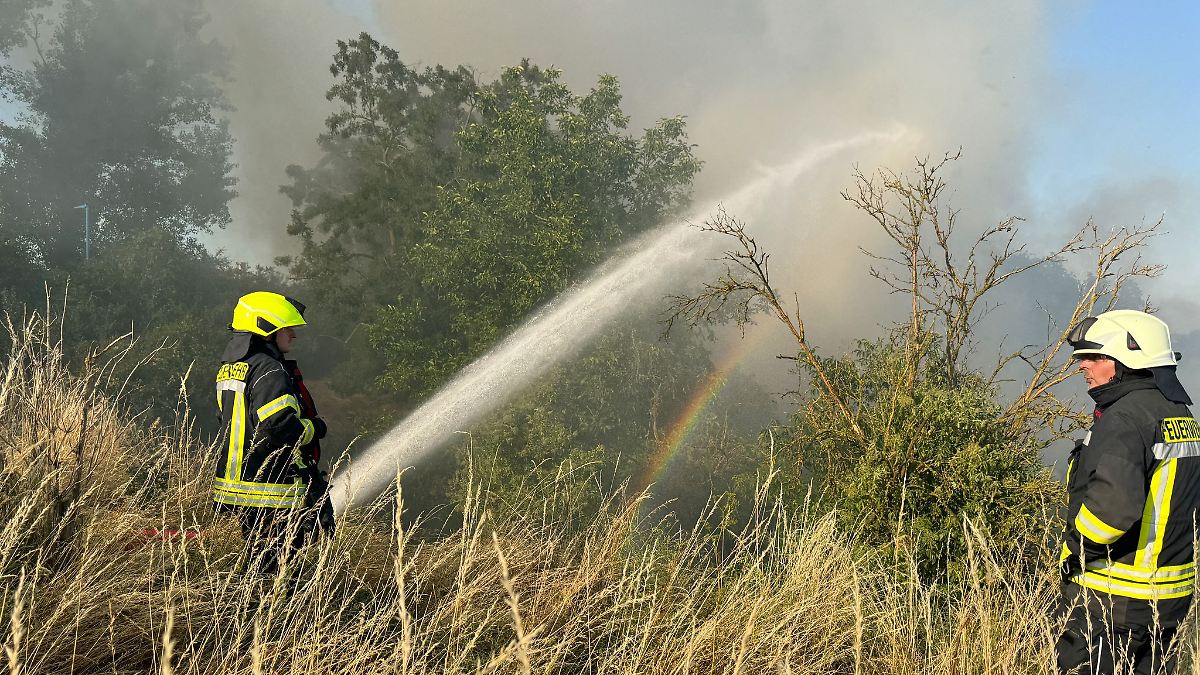 Großbrand unter Kontrolle: Bahndamm und Felder brannten