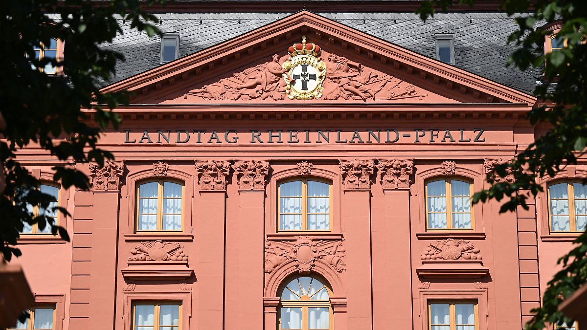 Landtag will Verfassungstreue von Mitarbeitern prüfen