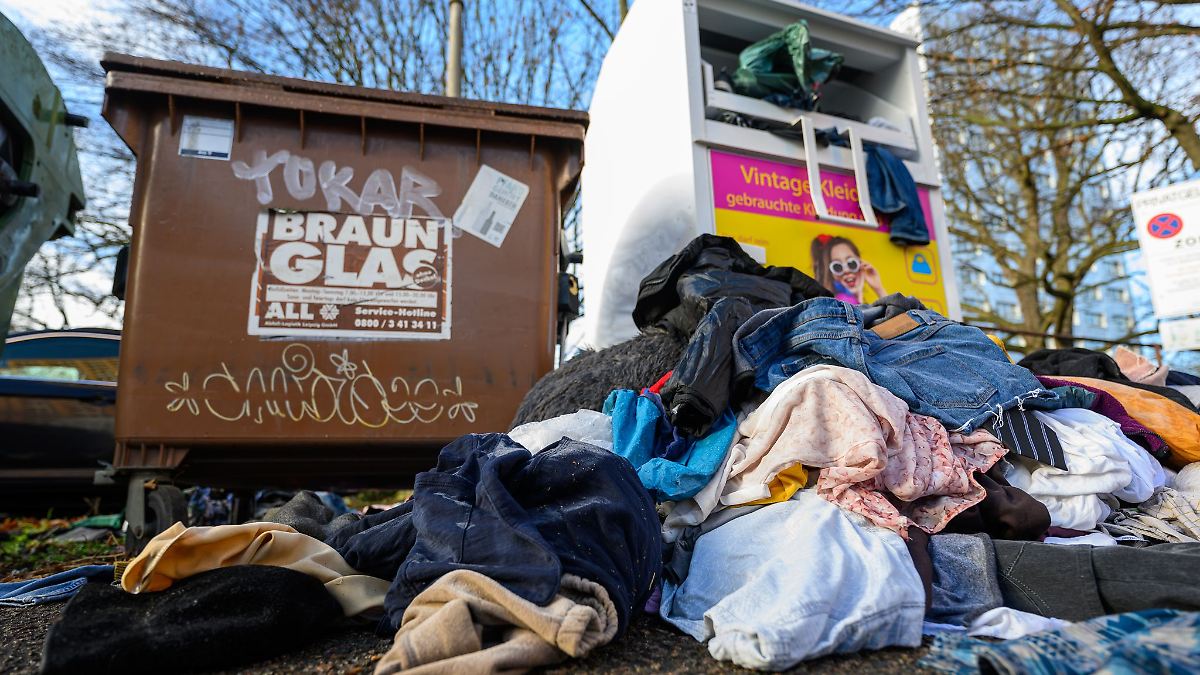 Städte kämpfen gegen Müllberge neben Altkleider-Containern