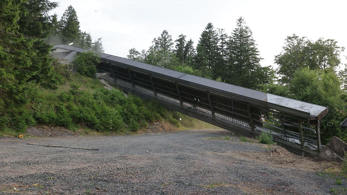 Bagger kippt bei Schanzenabriss im Thüringer Wald