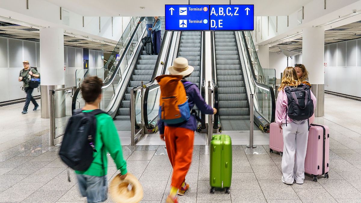 Hochbetrieb am Flughafen am ersten Ferienwochenende