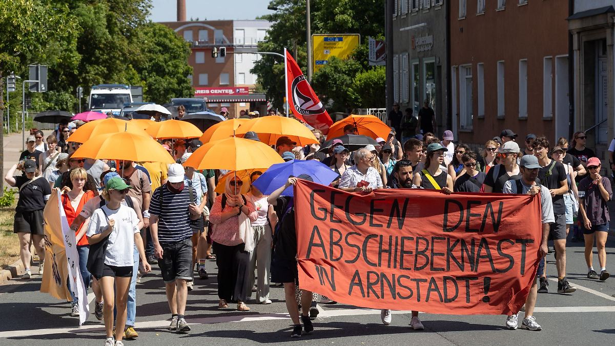 200 Menschen protestieren gegen Abschiebehaft in Arnstadt