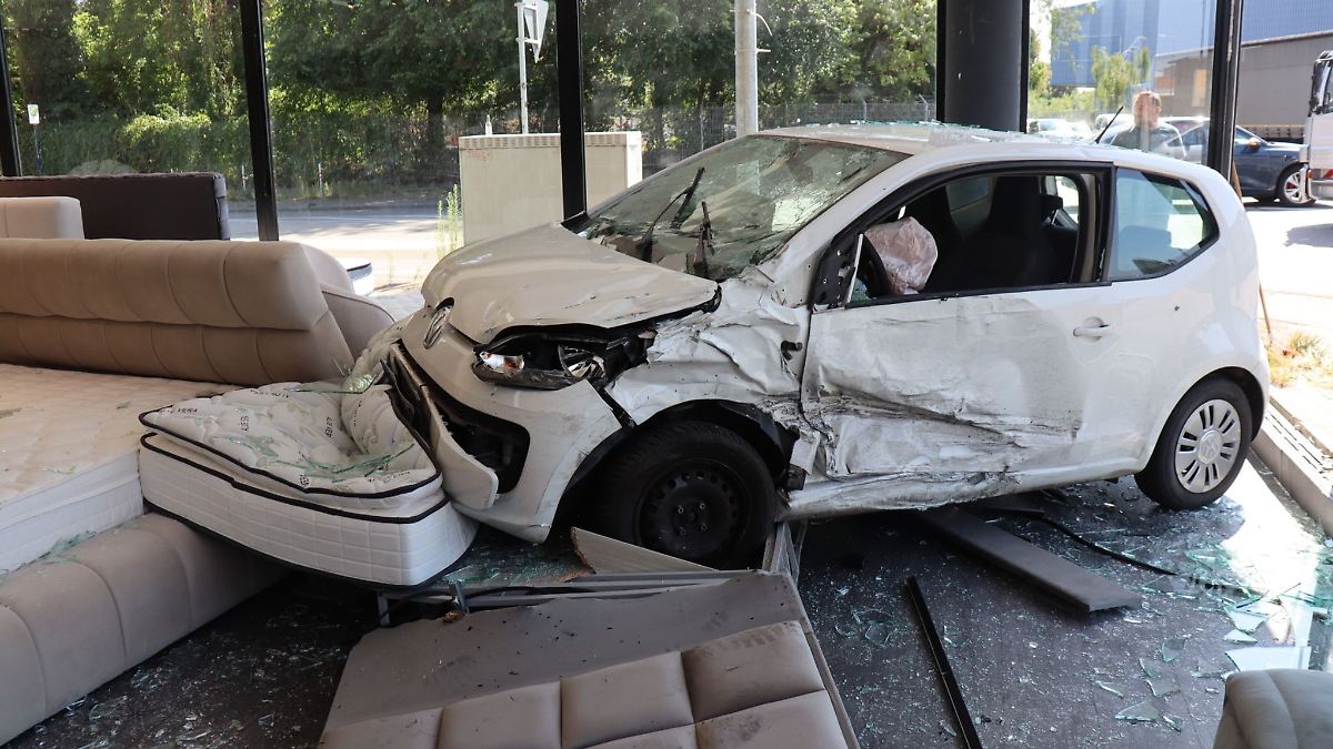 Auto bleibt nach Unfall in Möbelladen stehen