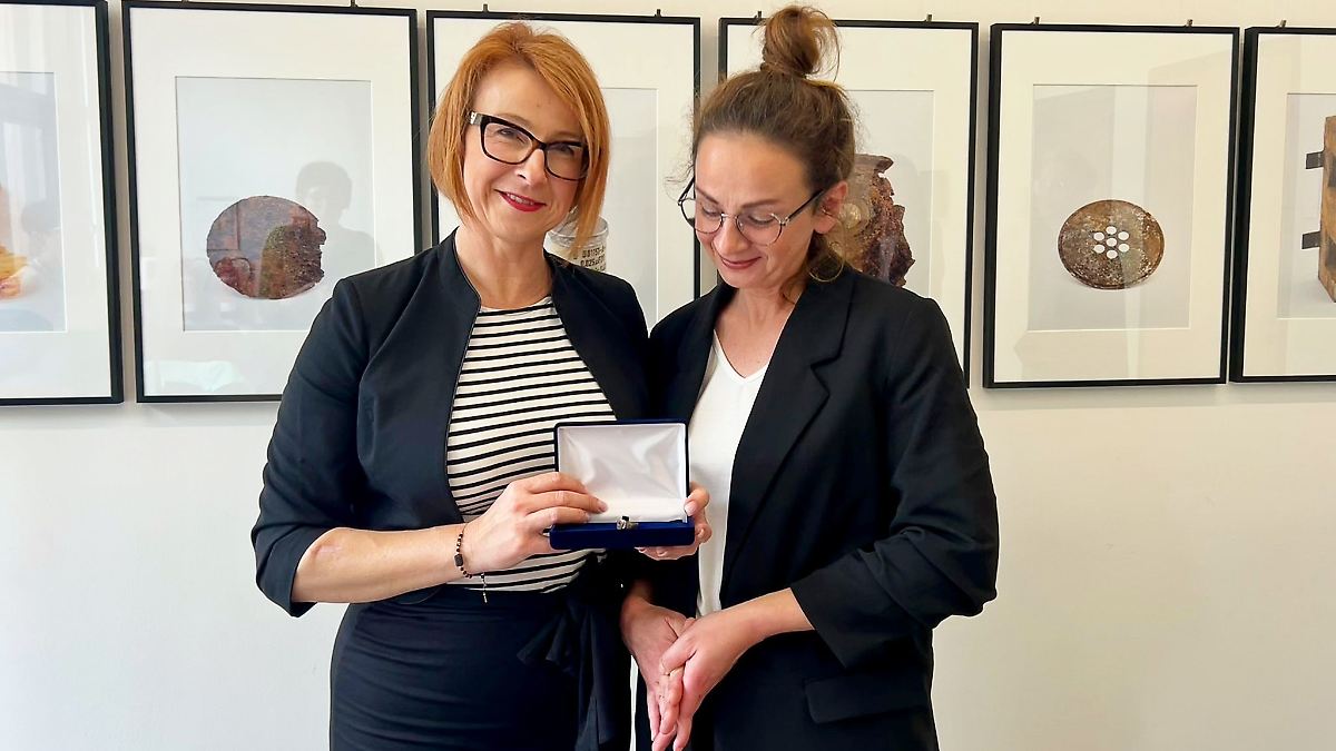 Ring einer KZ-Überlebenden geht an ihre Enkelinnen