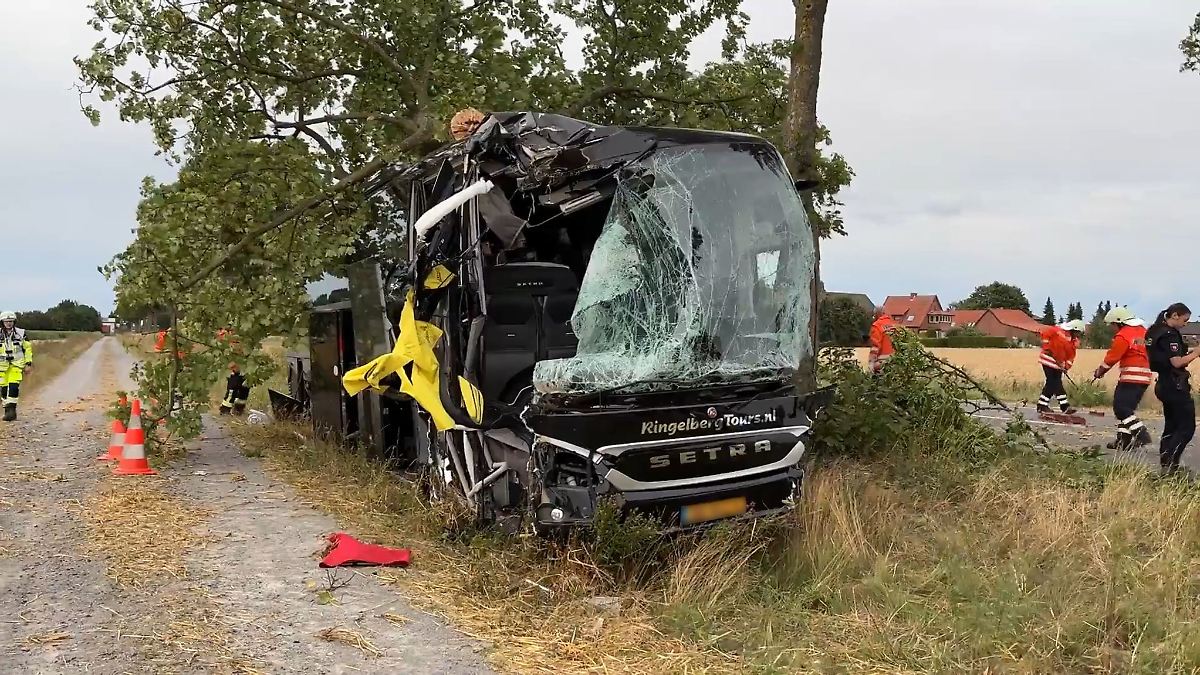 Busunfall mit mehreren Verletzten sorgt für lange Sperrung