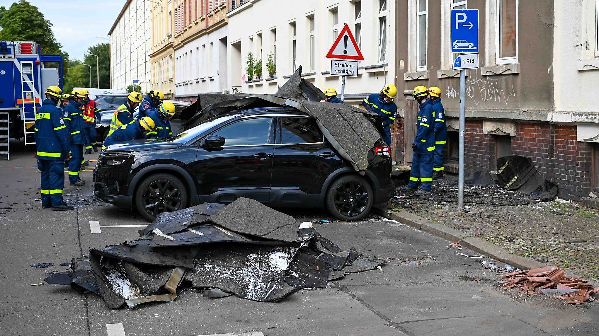 Autos durch herabfallende Dachteile in Leipzig beschädigt