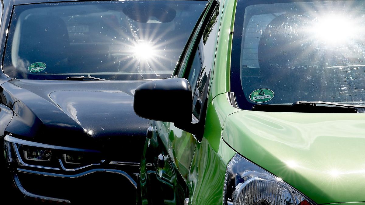 Schreiende Kinder aus überhitztem Auto gerettet