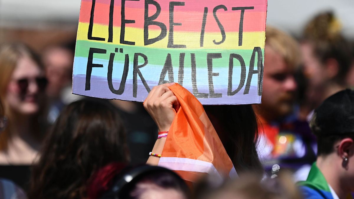 Viele Teilnehmer bei CSD-Kundgebung in Rostock