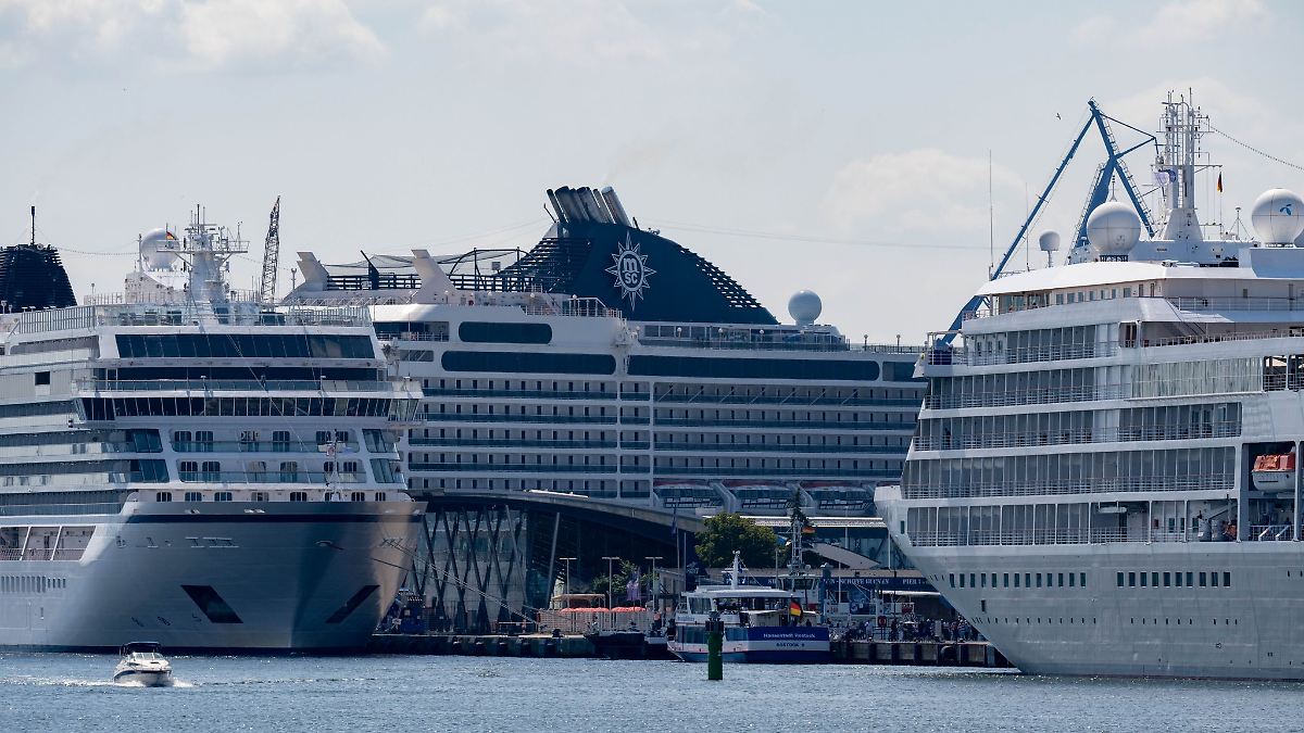 Kreuzfahrtschiffe im Dreierpack am Warnemünder Kai
