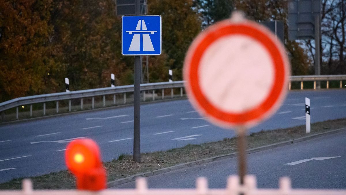 Jugendliche werfen Steine von Autobahnbrücke in Rastede