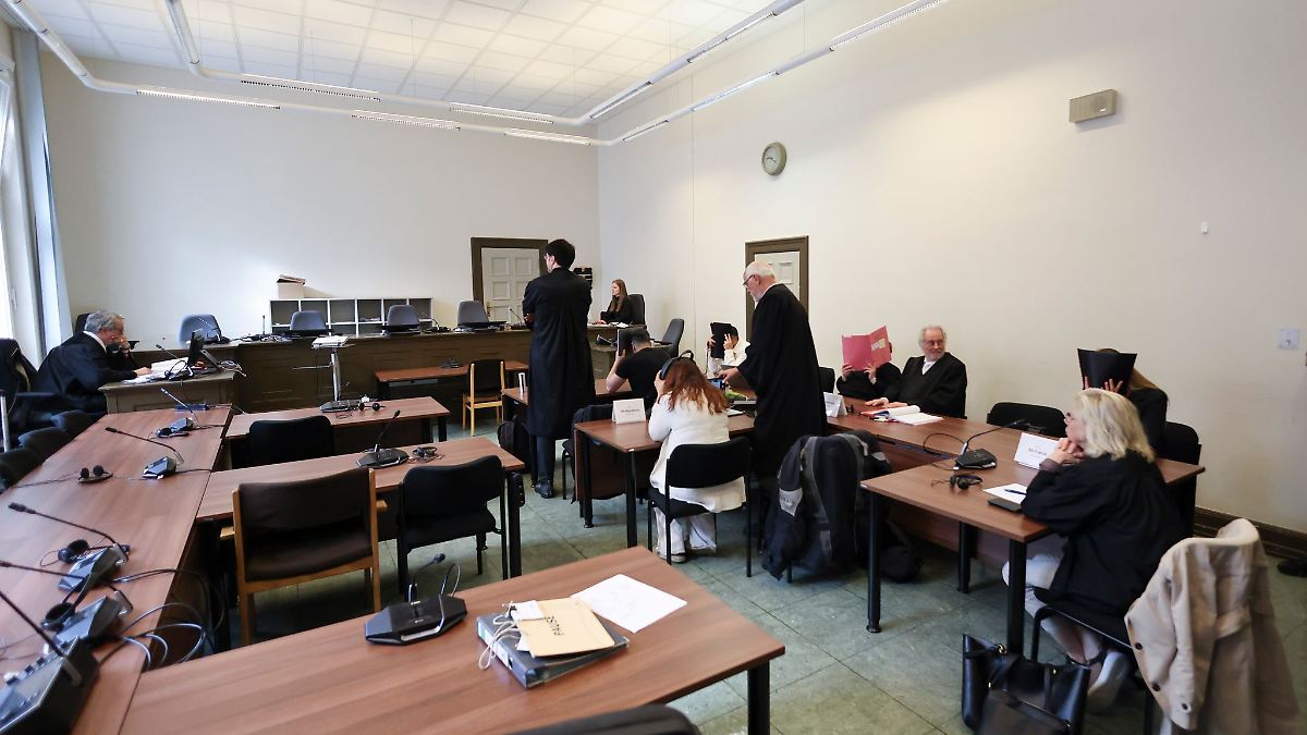 Drogen und Handys nach "Santa Fu" geschmuggelt - Haftstrafen