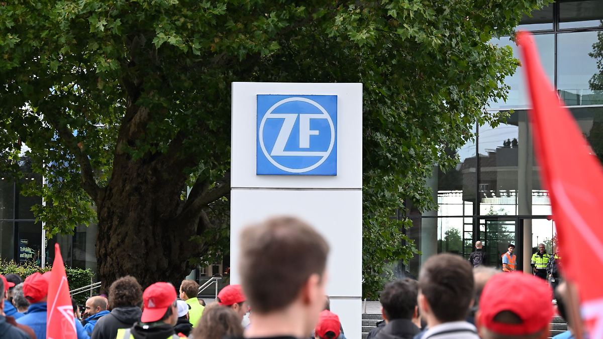 Tausende Menschen protestieren gegen Job-Abbau bei ZF