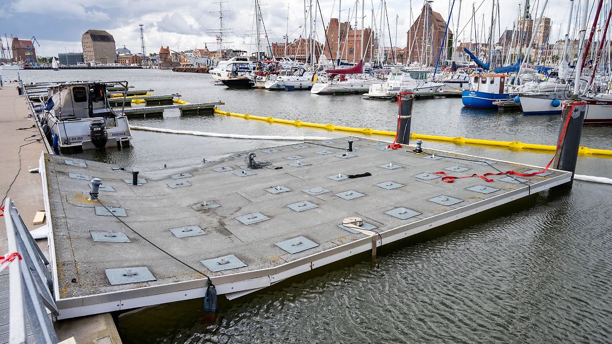 Klo- und Duschhäuschen versinkt im Stralsunder Hafenbecken