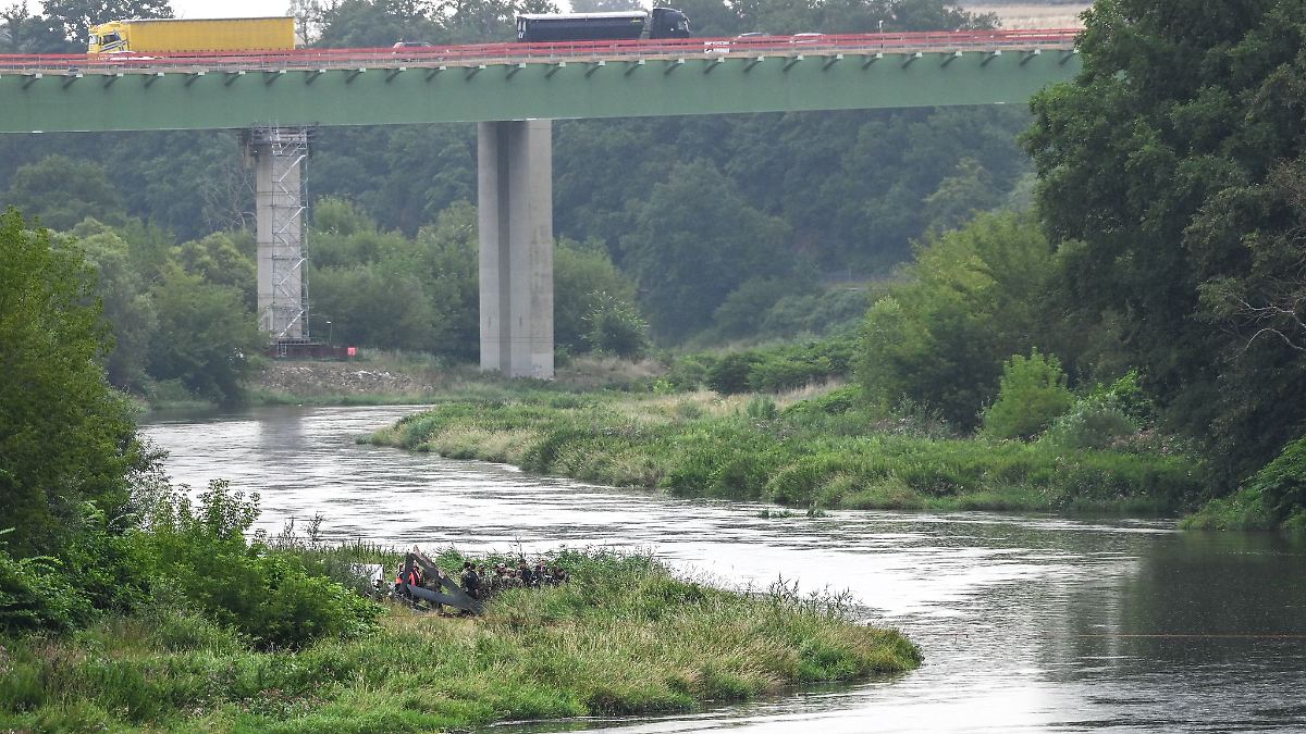Nach Hubschrauberunglück: Ölsperre auf der Mulde entfernt
