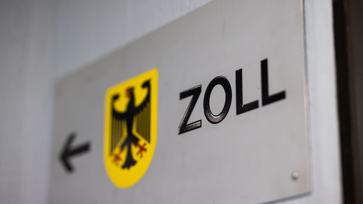 Holzhaus und Tischkicker bei Zoll-Auktion zu ersteigern