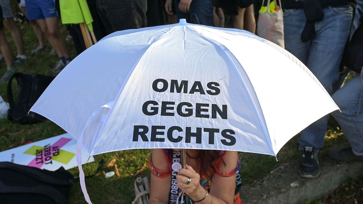 Rund 500 Menschen demonstrieren gegen rechte Demo