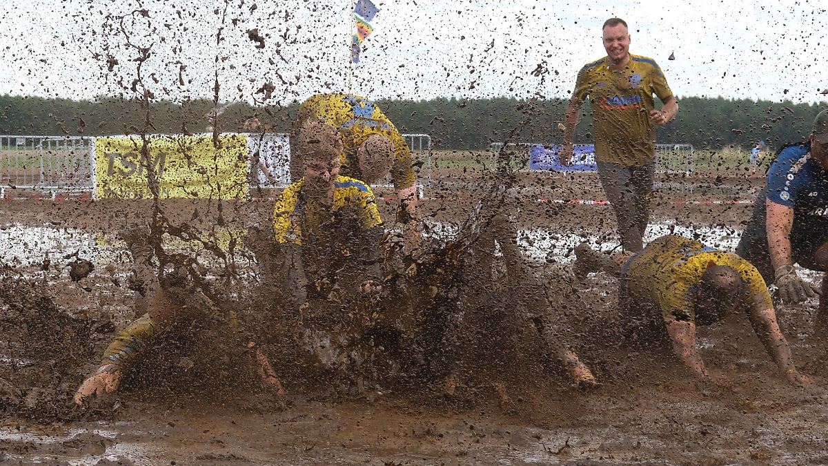 Kicken im Schlamm: Titelkampf im Matschfußball
