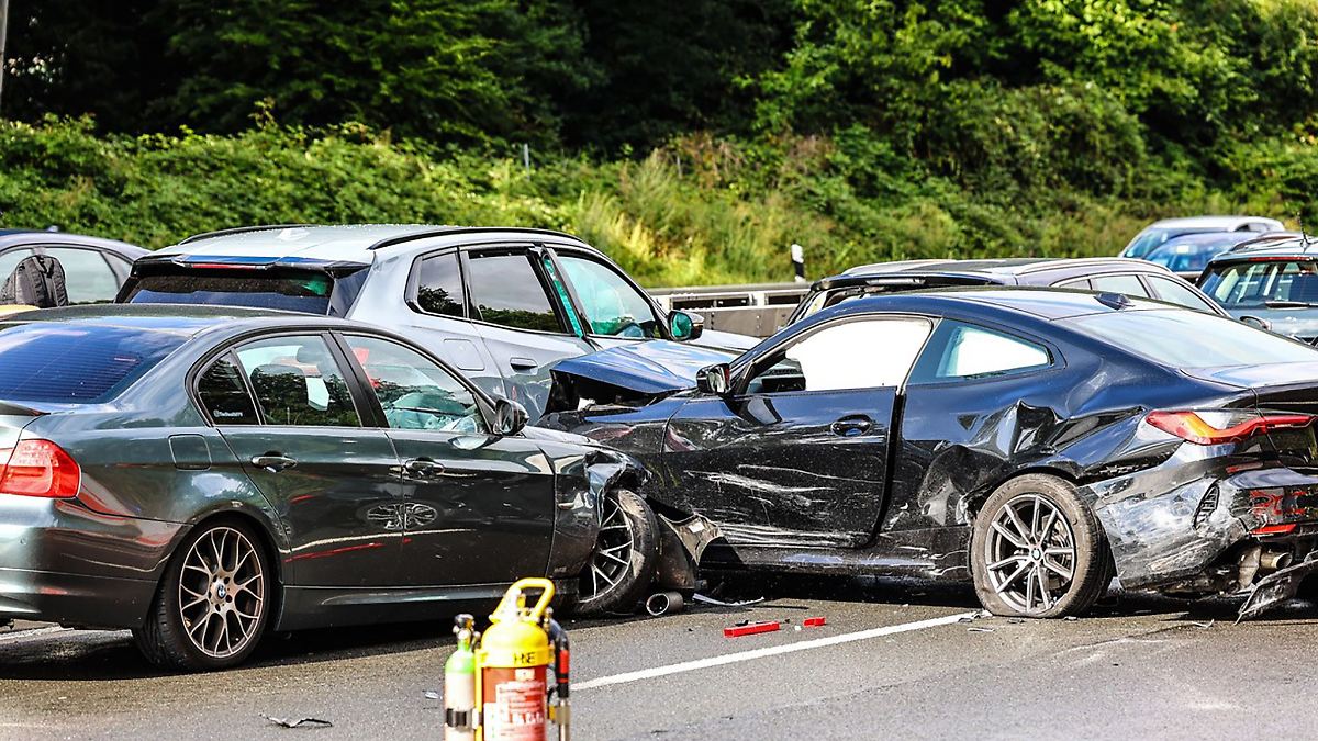 14 Fahrzeuge in Massenkarambolage auf A1 verwickelt