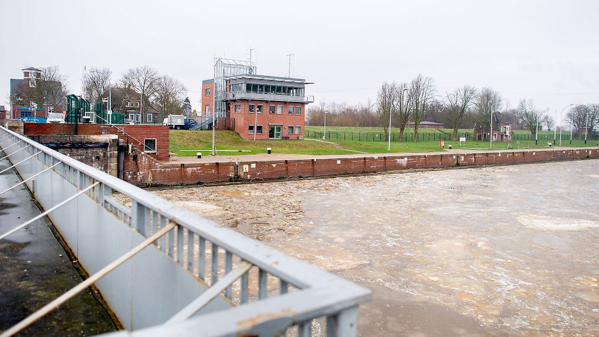 Schlepper prallt gegen Emder Schleusentor