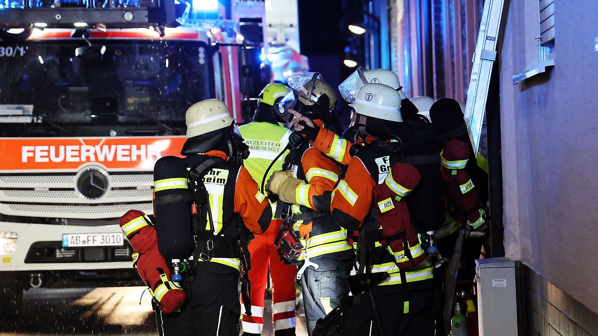 Mann setzt Balkon in Brand und verschanzt sich auf Hausdach