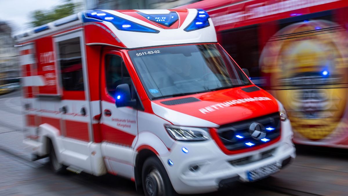 Tödlicher Arbeitsunfall: Fachregal stürzt auf Mann