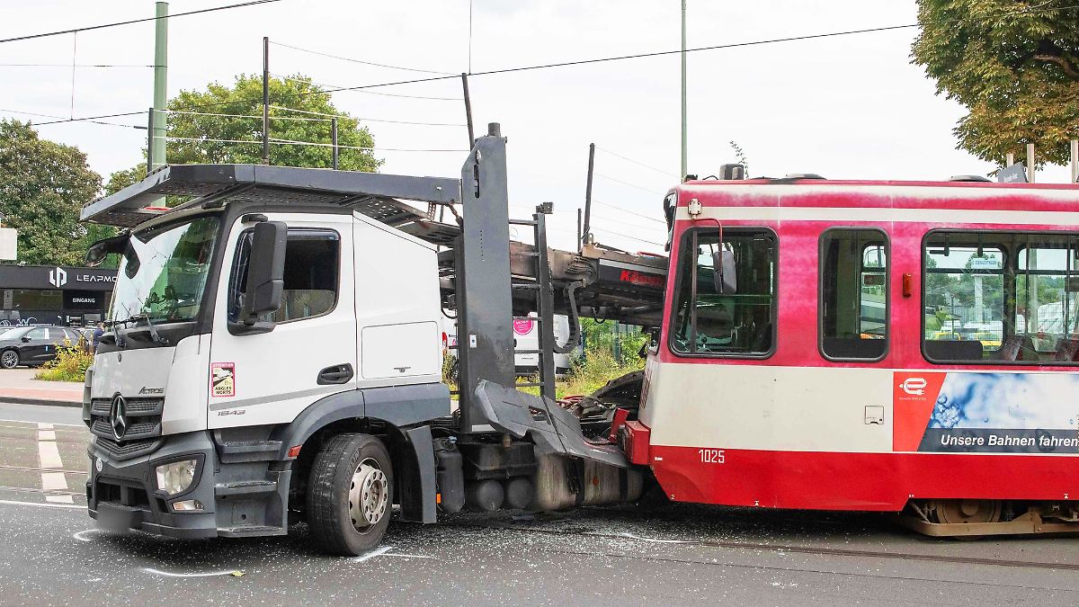 Lastwagen kollidiert beim Linksabbiegen mit Straßenbahn