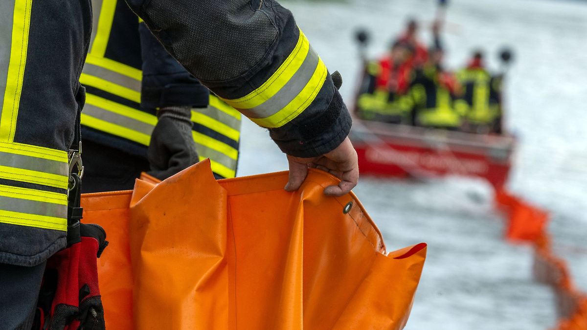Öl-Verschmutzung: Feuerwehr legt Ölsperre über den Main
