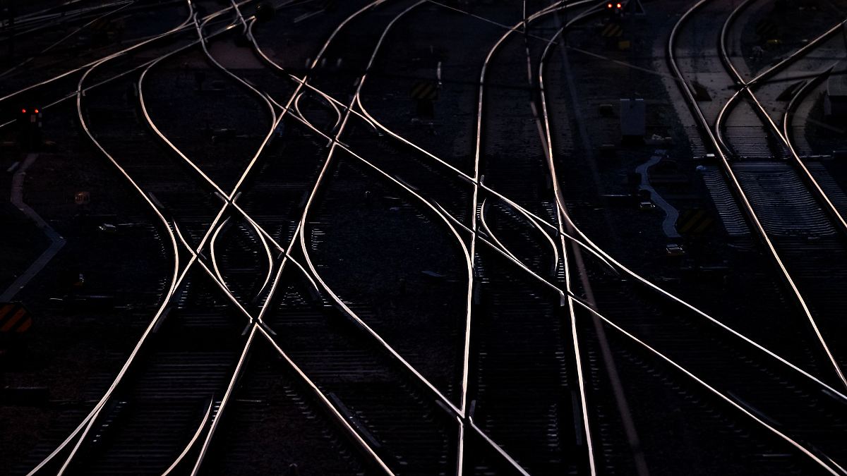 63 Menschen nach Irrfahrt aus Zug befreit