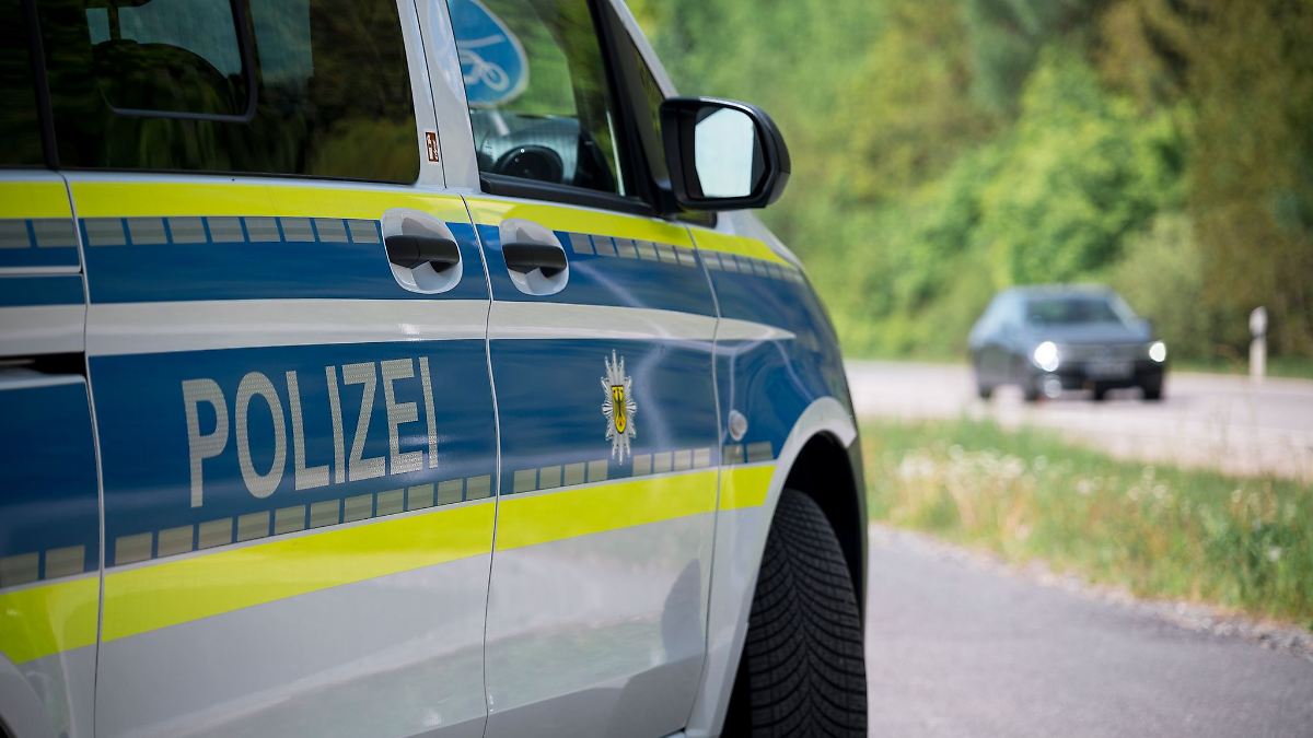 Übermüdeter Autofahrer rammt Polizeiwagen bei Grenzkontrolle