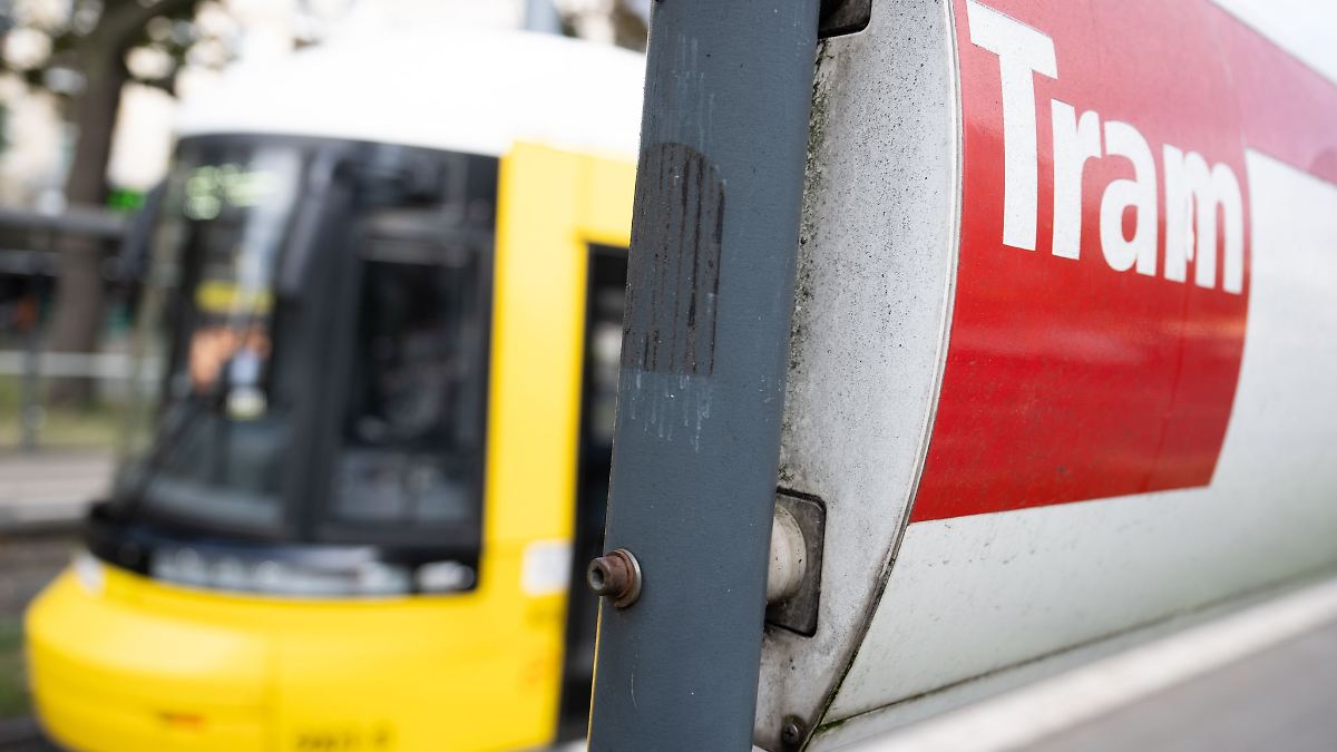 Berlin-Mitte: Zwei Straßenbahnen stoßen zusammen