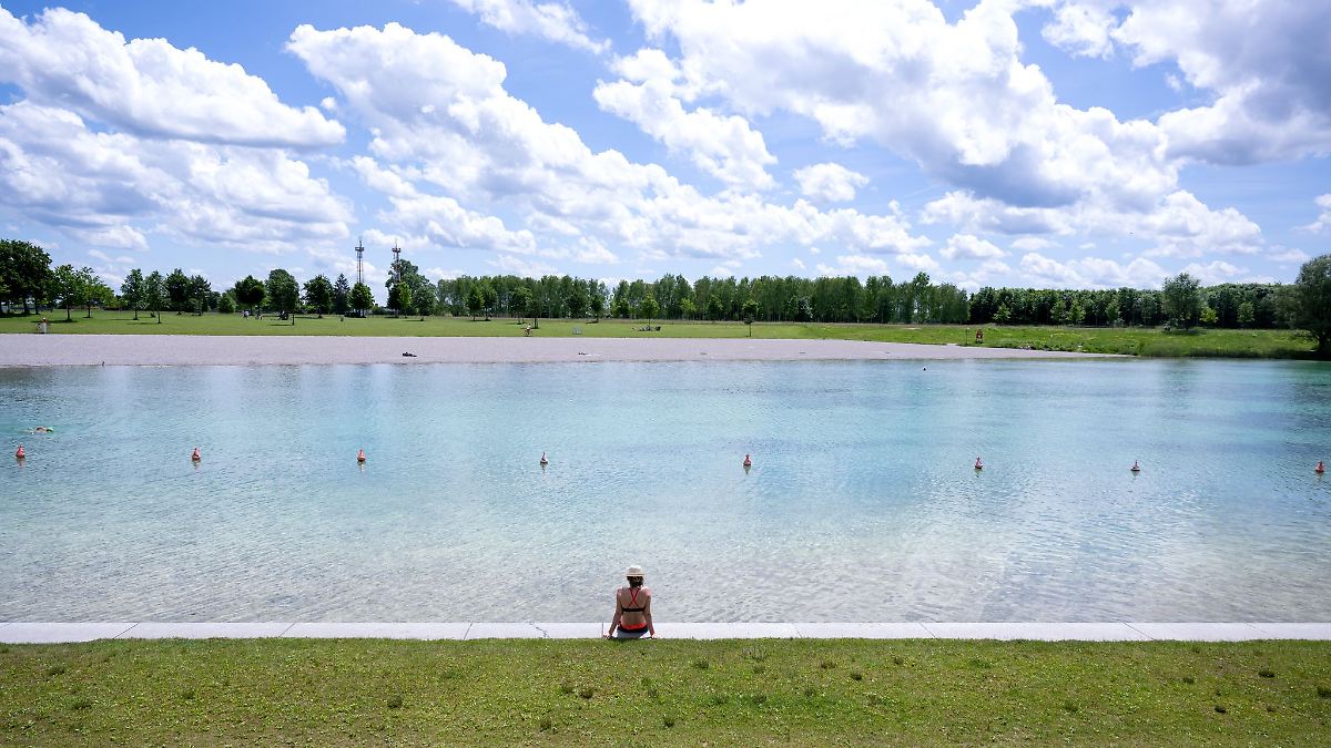 Auto landet im Riemer See