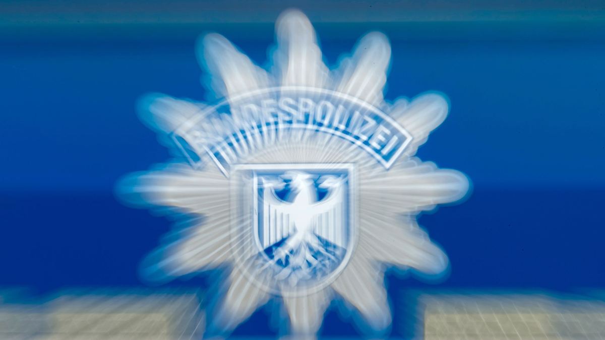 Mann zeigt Polizisten in Leipzig den Hitlergruß