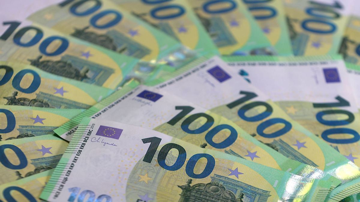 Neffe rettet Onkel vor Haft - mit über 17.000 Euro in bar