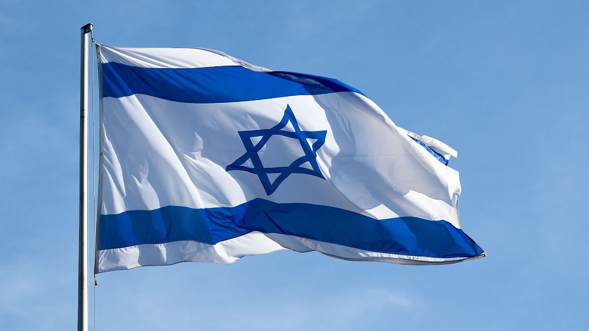 Israel-Flagge gleich zweimal umgestoßen