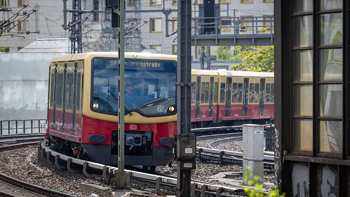 S-Bahn fährt mit Fahrgästen auf Abstellgleis